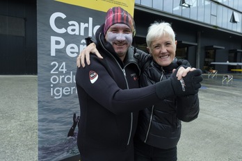 El nadador Carlos Peña junto con la presidenta del Colegio de Enfermeras de Gipuzkoa (COEGI) Pilar Lekuona, antes del inicio de la travesía de 24 horas de nado ininterrumpido de Peña, en Orio. (Jon URBE/FOKU)