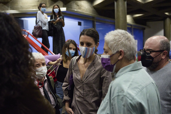 La ministra española de Igualdad, Irene Montero (i), y Uge Sangil, presidenta de la FELGTB (d), en el acto celebrado este viernes. (Jesús HELLÍN/EUROPA PRESS)