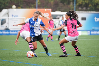 Naima intenta zafarse de Castelló y Fisher. (Endika Portillo/Foku)
