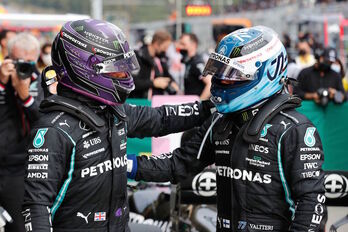 Lewis Hamilton eta Valtteri Bottas Mercedeseko taldekideak Turkiako Sari Nagusiko sailkapena ostean. (Umit BEKTAS/AFP)