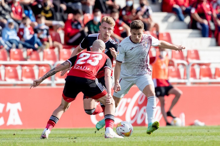Corpas, autor del segundo gol armero, encara a Oriol Rey. (SD EIBAR)