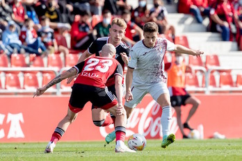 Corpas, autor del segundo gol armero, encara a Oriol Rey. (SD Eibar)