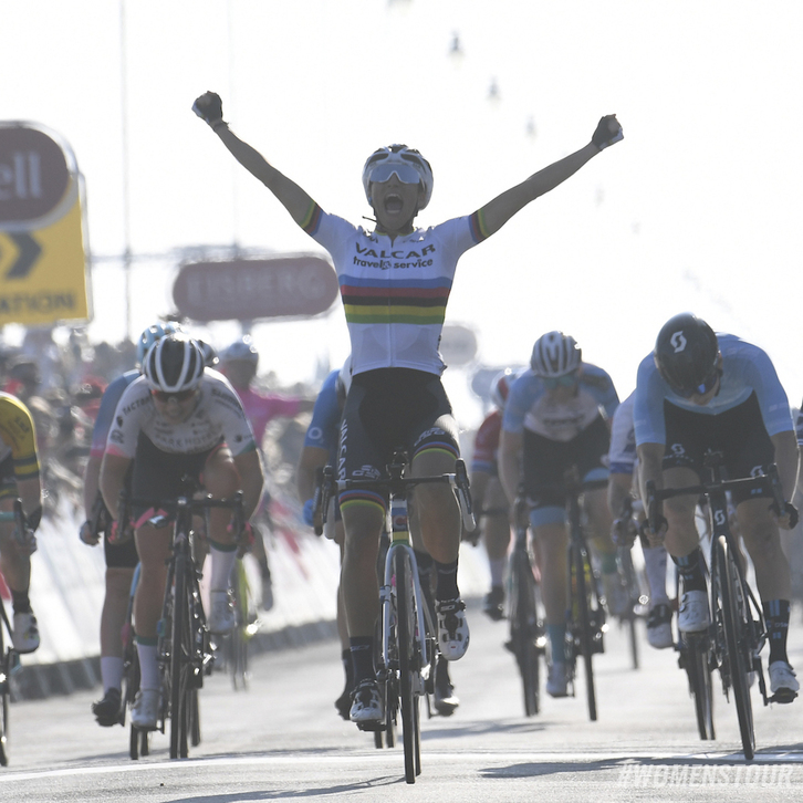 Elisa Balsamo alza los brazos tras ganar al sprint en la última etapa. (THE WOMEN'S TOUR)