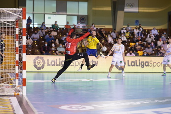 Bidasoa-Irun poco ha podido hacer ante un Ademar León pletórico. (Edu RODRÍGUEZ/CD BIDASOA)