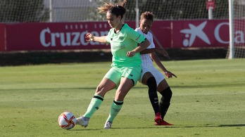 Naroa protege el balón ante Coleman. (Athletic Club)