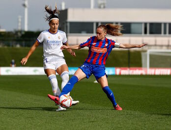 Arene se cruza para cortar el balón ante Zornoza. (SD Eibar)