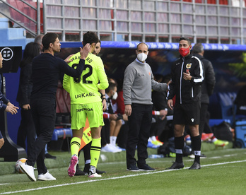Xabi Alonso anima a Marrero, segundos antes de su debut por la expulsión de Zubiaurre. (Jon Urbe/Foku)