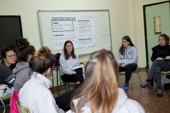 Euskal Herriko neska* gazteak igandeko mahai-inguru eta tailerretan lanean, Elizondoko ikastolan. (Iñigo URIZ/FOKU)