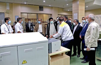 Visita del presidente iraní, Ebrahim Raisí, en el centro de la foto, a la central nuclear de Bushehr. (AFP)