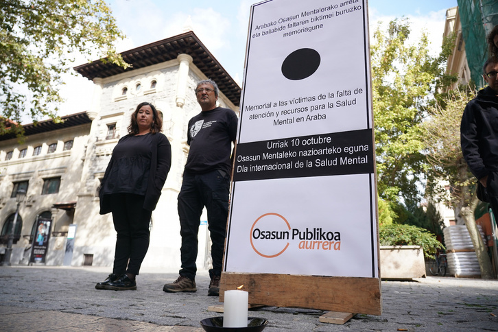 Osasun mentalaren nazioarteko egunaren harira Gasteizen «memoriagune» bat ezarri du Osasun Publikoa Aurrera plataformak. (Endika PORTILLO/FOKU)