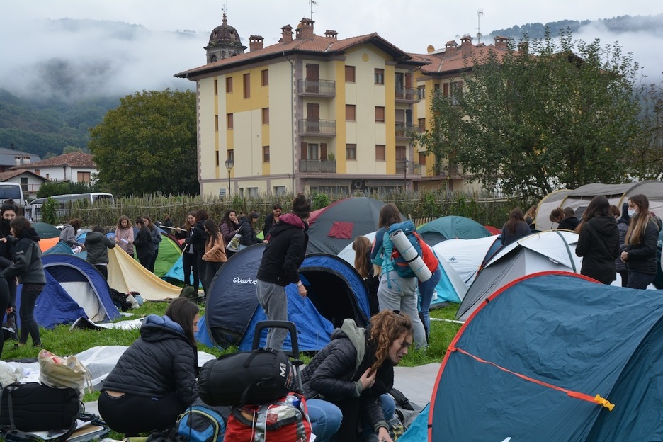 Kanpinean egin dute lo.