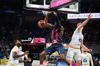 El baskonista Nnoko se cuelga del aro en el Buesa Arena. (Endika PORTILLO/FOKU)