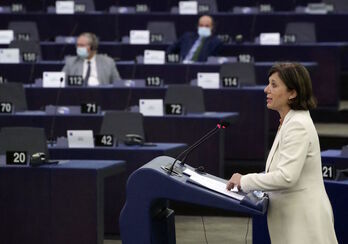 Vera Jourova, en una intervención en el plenario del Parlamento de Estrasburgo. (Yves HERMAN/AFP)