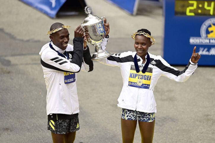 Kipruto y Chemtai, alzando el trofeo de ganador en Boston (Maddie MALHOTRA / AFP)
