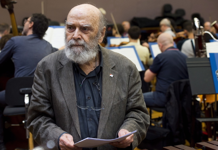 Luis de Pablo, durante el ensayo de la obra «La caída de Bilbao», en 2019 en el Palacio Euskalduna. (Luis JAUREGIALTZO/FOKU)