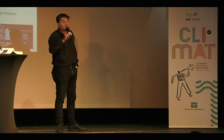 Stéphane Linou, durante la conferencia que ofreció en Hendaia. (NAIZ)