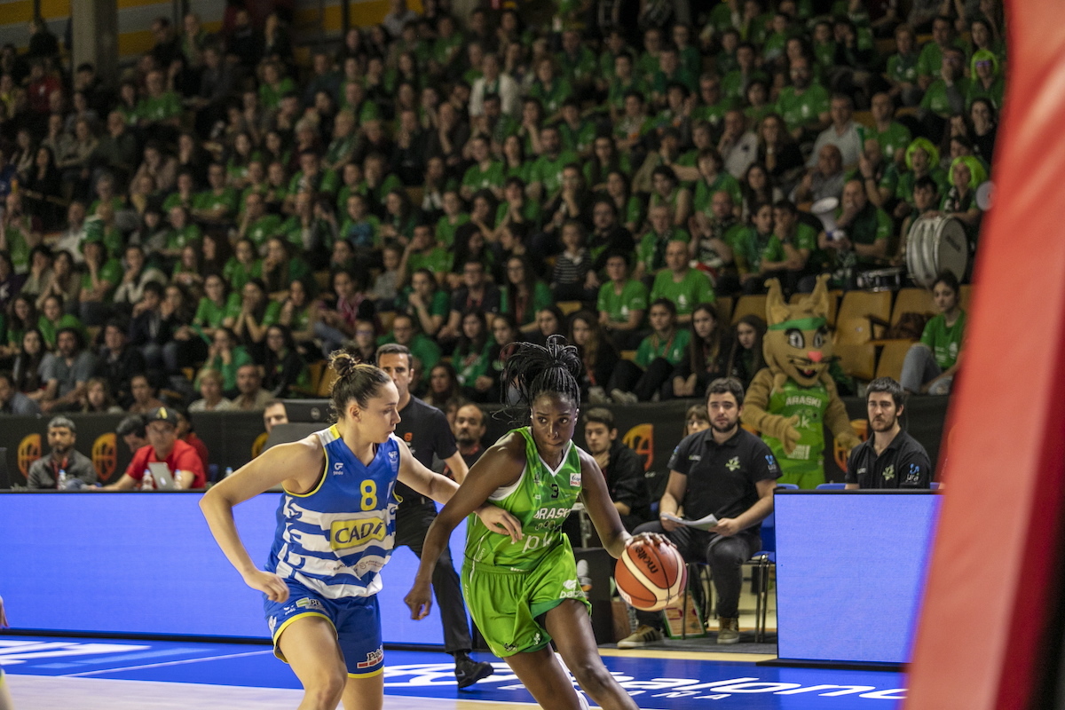 Irati Etxarri en un duelo frente a Araski en su primera temporada en Cadí La Seu. (Endika PORTILLO / FOKU)