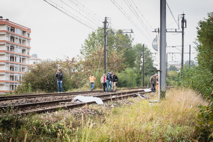 Agentes de la Policía judicial sobre las vías del tren, entre Ziburu y Donibane Lohizune. (Guillaume FAUVEAU)