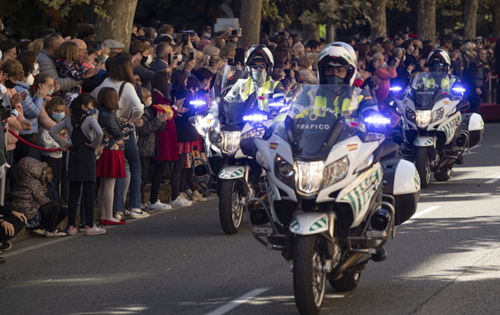 Las motos de los agentes de Tráfico abren el desfile, probablemente, por última vez. (Jagoba MANTEROLA/FOKU)