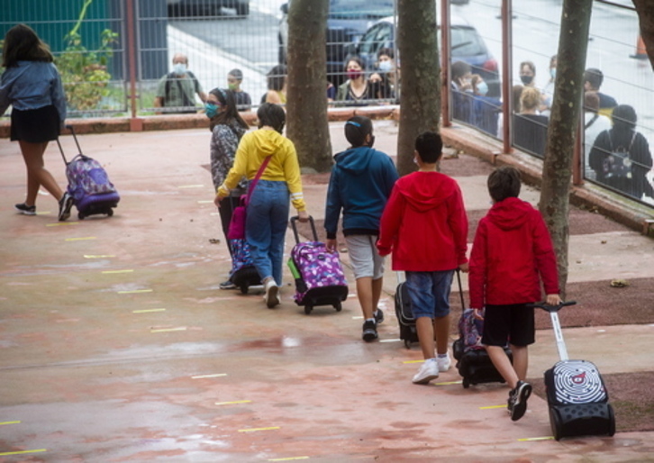 Niñas y niños acceden en fila a su aula por la mañana. (Luis JAUREGIALTZO/FOKU)