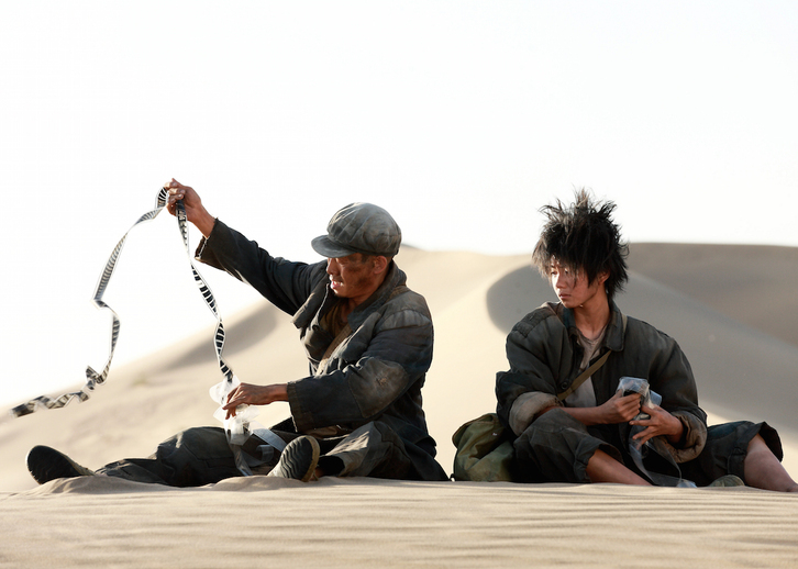 Zhang Yi y Liu Haocun intentan salvar los rollos de película. (NAIZ)