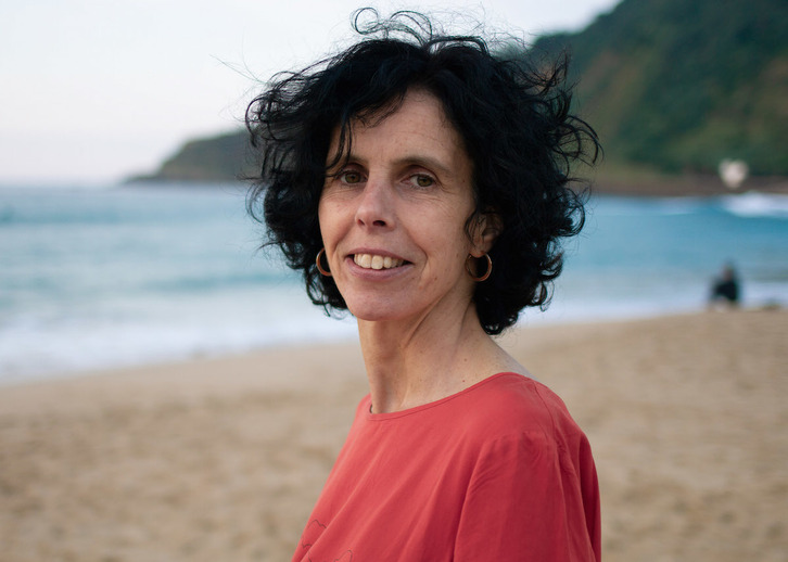 Maru Solores en el espacio simbólico definido por la playa y el mar. (NAIZ)