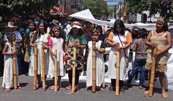 Indígenas ava guaraní en una protesta con motivo del 12 de octubre en Asunción. (Norberto DUARTE/AFP)