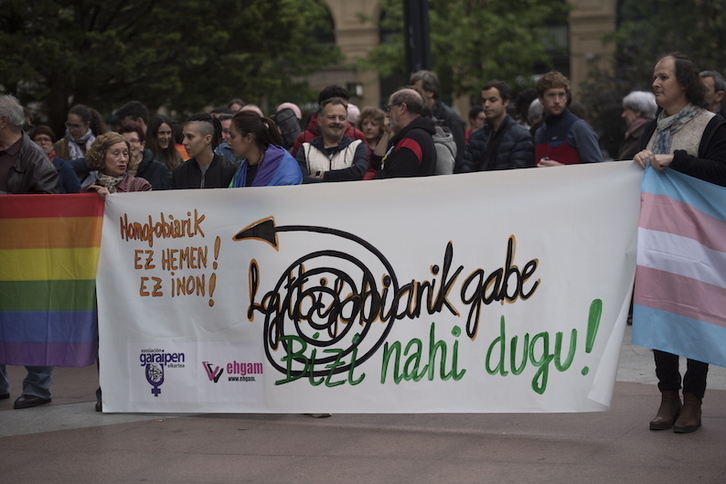 Una movilización convocada por EHGAM en Donostia con motivo del Día contra la LGTBfobia. (Gorka RUBIO/FOKU)
