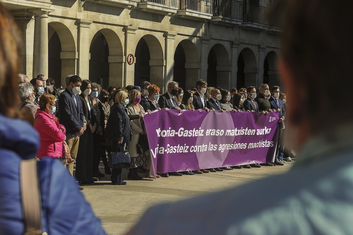 Gasteizko Erikaren hilketa matxista salatzeko elkarretaratze instituzionala. (Jaizki FONTANEDA/FOKU)