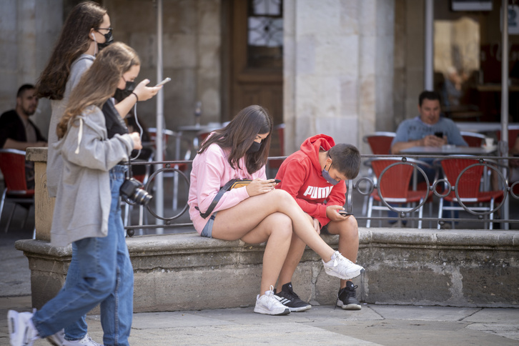 Jóvenes en el centro de Gasteiz. (Jaizki FONTANEDA/FOKU)