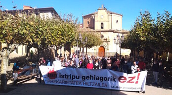 Concentración de la mayoría sindical en Eltziego. (LAB)