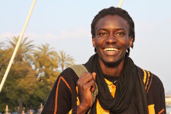 Mamadou Dia idazle senegaldarrak bere sorterrira itzultzeko izandako gorabeherak kontatzen ditu ‘Doxadem’ dokumentalak. (NAIZ)