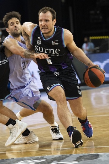 Imagen de Rafa Luz ante el Barça, un Rafa Luz que se ha mostrado sincero y autocrítico con el mal comienzo de Bilbao Basket. (Monika DEL VALLE / FOKU)
