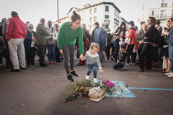Ofrenda floral, esta tarde, ante la estación de Donibane Lohizune, en homenaje a las víctimas del dramático accidente. (Guillaume FAUVEAU)