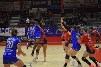 La fuerza y el carácter de Mariane Fernandes han sido esenciales para que Bera Bera haya evitado la derrota. (BERA BERA)