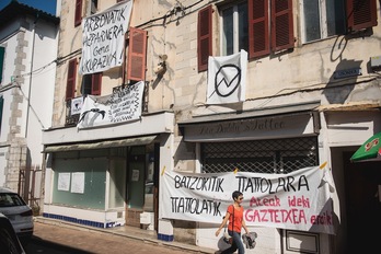 Les jeunes de Ttattola Gaztetxea ont exprimé leur solidarité avec l'occaption des terres agricoles à Arbonne. © Guillaume FAUVEAU