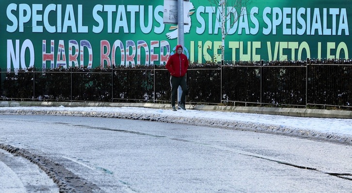 Mural republicano contra la restitución de la frontera británica para partir Irlanda (PAUL FAITH-AFP)