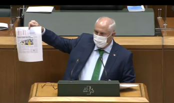 José Manuel Gil, único representante de Cs en la coalición con PP, ha basado su moción en recortes de prensa.