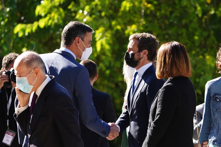 Pedro Sánchez y Pablo Casado se saludan en un acto celebrado recientemente. (Manuel Ángel LAYA/EUROPA PRESS)
