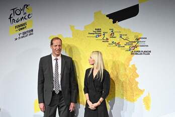 El director del Tour Christian Prudhomme y la campeona de Francia Marion Rousse. (Anne-Christine POUJOULAT / AFP) 