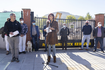 EH Bilduko eta Elkarrekin Podemos-IUko udal ordezkariak Forjas jauregiaren hondakinen aurrean egindako prentsaurrekoan. (Monika DEL VALLE/FOKU)