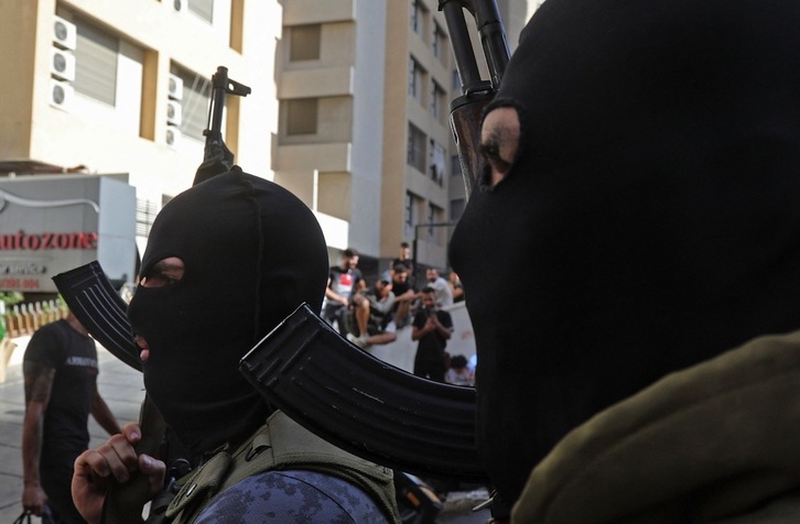  Milicianos chiíes enmascarados tras el tiroteo. (IBRAHIM AMRO/AFP)
