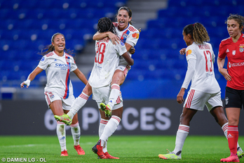 Las jugadoras del Olympique de Lyon celebran uno de los goles. (@OLFEMININ)