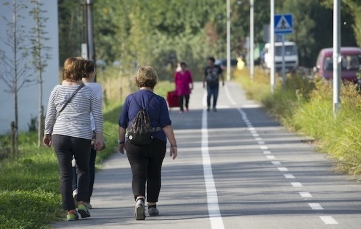 Lagun batzuk bidegorri batetik paseatzen, artxiboko irudian. (Jon URBE/FOKU)