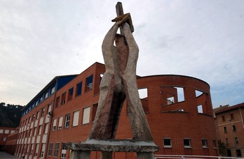 Joxe Ulibarrena nafar eskultoreak egindako artelan ikusgarriak Lizarrako ikastolako sarrera zaintzen jarraitzen du.