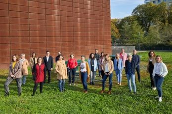 2022ko edizirako lankidetza hitzarmena sinatu osteko talde argazkia. (EMAKUMEAK ZIENTZIAN)