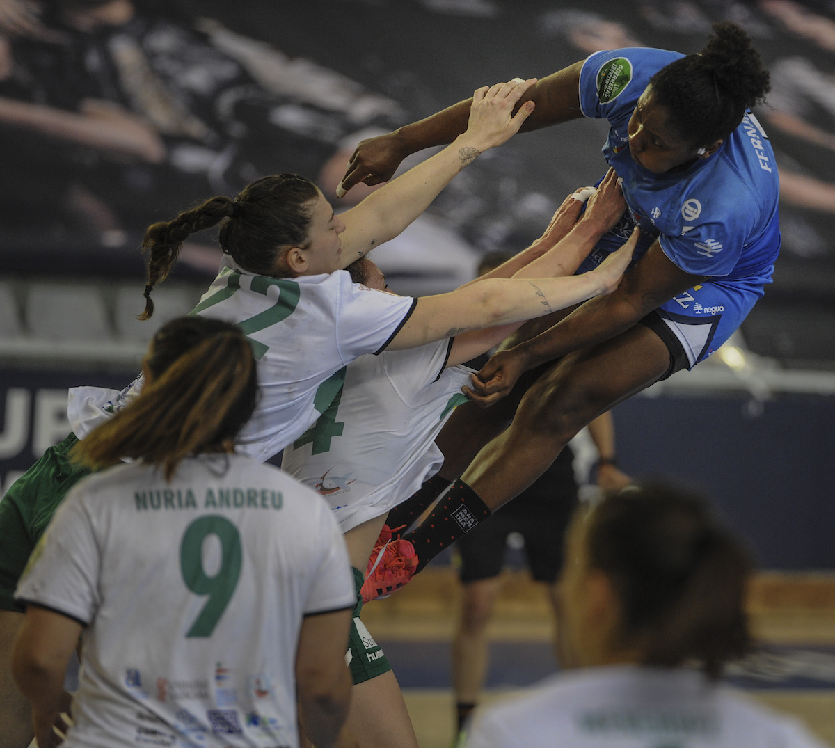 Mariane Fernandes, rodeada de rivales, lanza a portería en un duelo frente a Elche. (Jon URBE / FOKU)