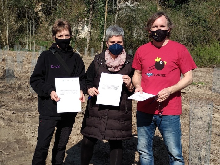 Yolanda Arana Barindanoko Kontzejuko presidentea, Elena Zabaleta eta Unai Gardoki ikastolako ordezkariekin.