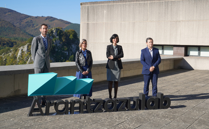 Arantzazulab eta hiru unibertsitateetako ordezkariak, ituna sinatu ondoren. (Gotzon ARANBURU/FOKU)