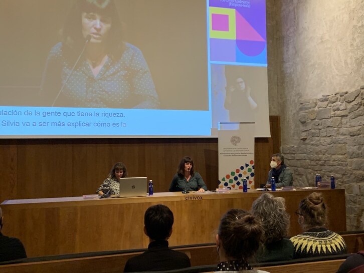 Silvia Abadía y Nùria Comerma, en el palacio Condestable de Iruñea. (NAIZ)